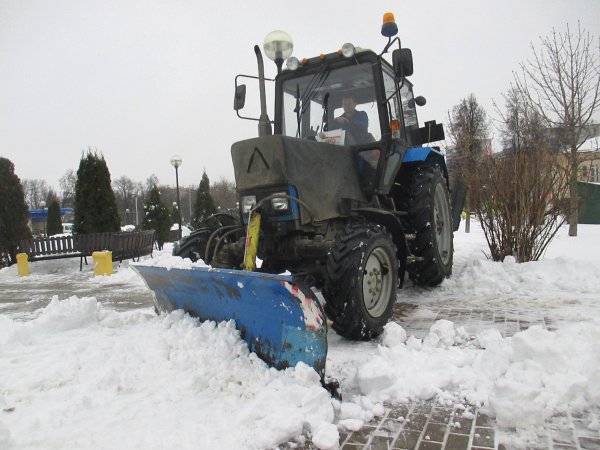 Очистка территории от снега трактором МТЗ-82
