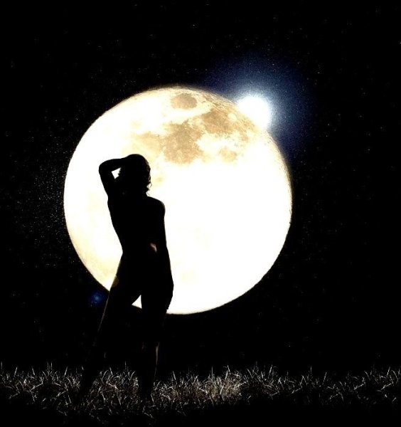 Девушка под луной