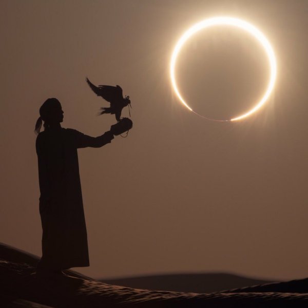 Красивое солнечное затмение