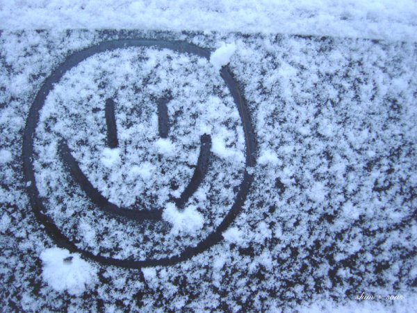 Смайлик на снегу
