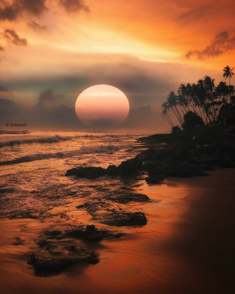 Луна на закате