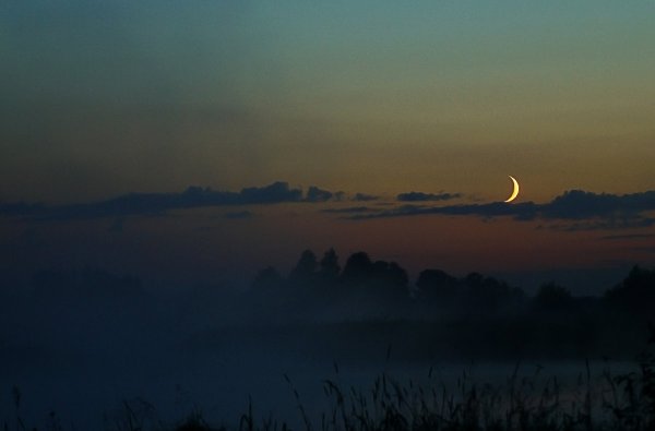 Месяц на рассвете