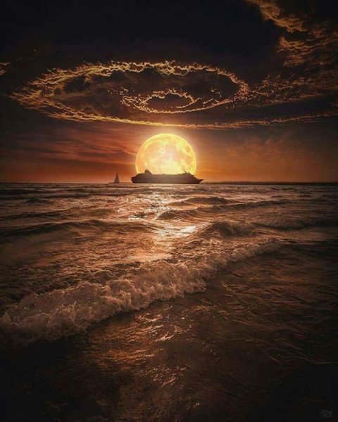 Луна на закате