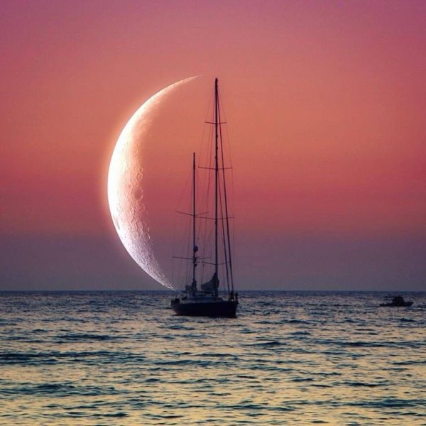 Море Луна парусник
