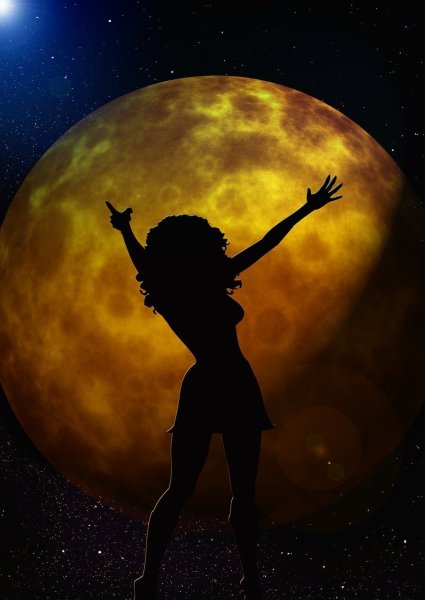 Полная Луна девушка
