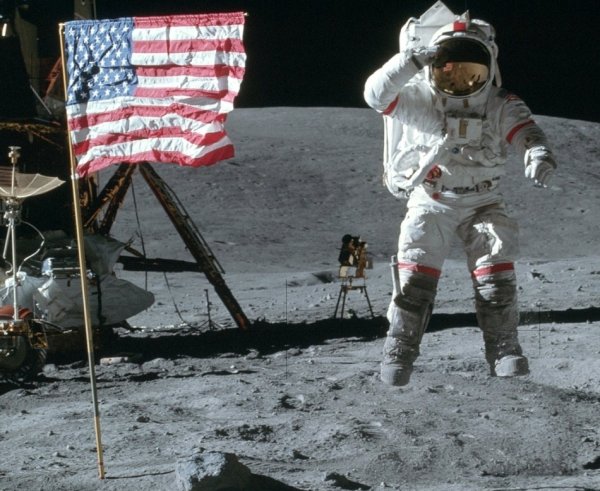 Аполлон-16 астронавт на Луне