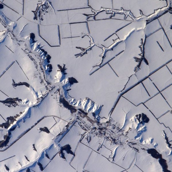 Чистый снег под микроскопом