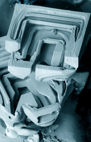 Кристалл льда под электронным микроскопом