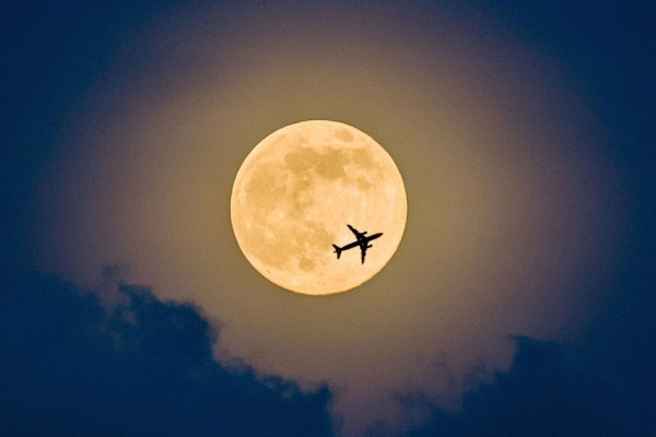 Самолет и Луна в ночном небе