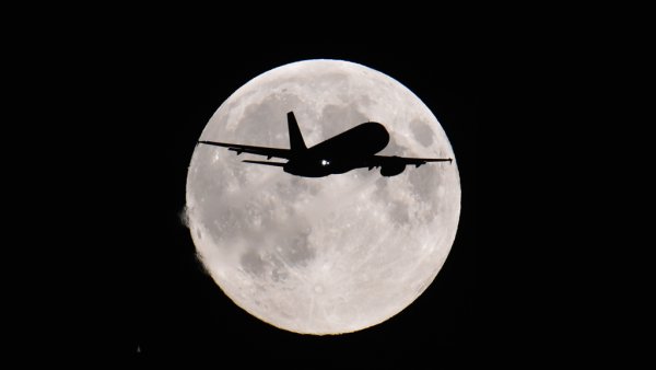 Силует самолета в Луне