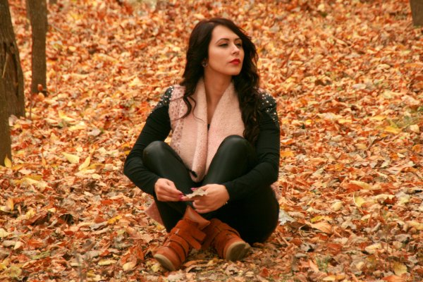 Женщина в осеннем лесу