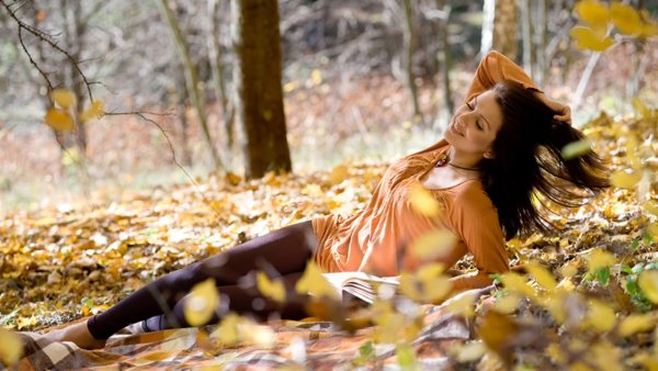 Девушка в осенней листве