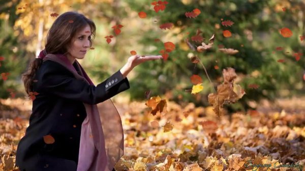 Девушка в саду осенью