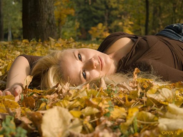 Девушка лежит в листве
