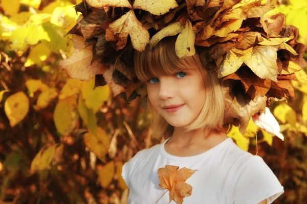 Девочка с осенними листьями