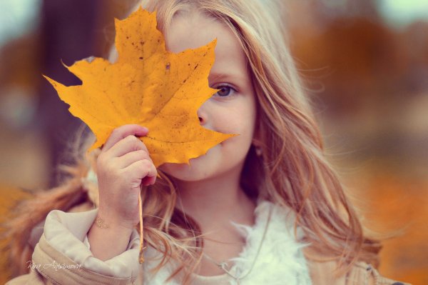 Девушка с ребенком осенью