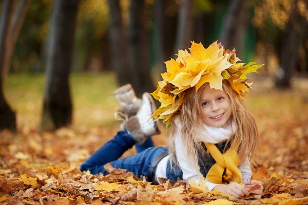 Девушка в венке из желтых кленовых листьев