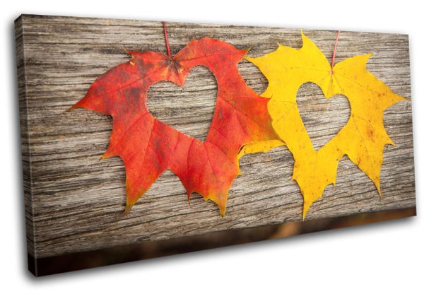 Осенний лист с вырезанным сердцем