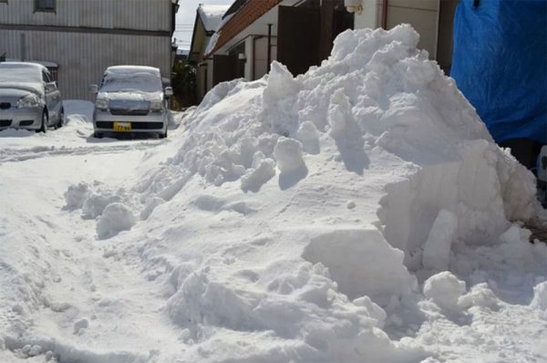 Снежные сугробы в городе