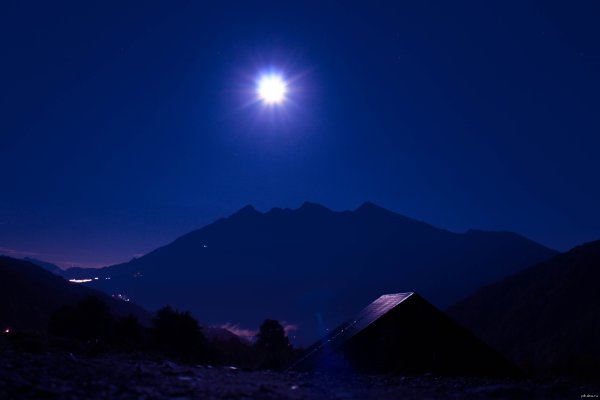Горы в лунном свете