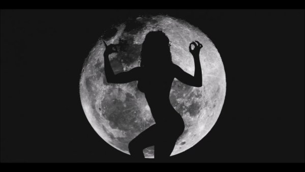 Луна танцует