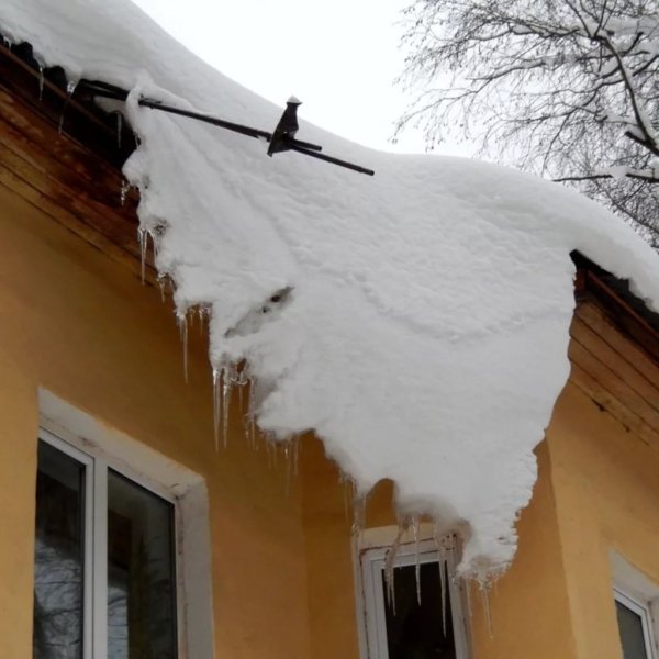 Сход снега с кровли