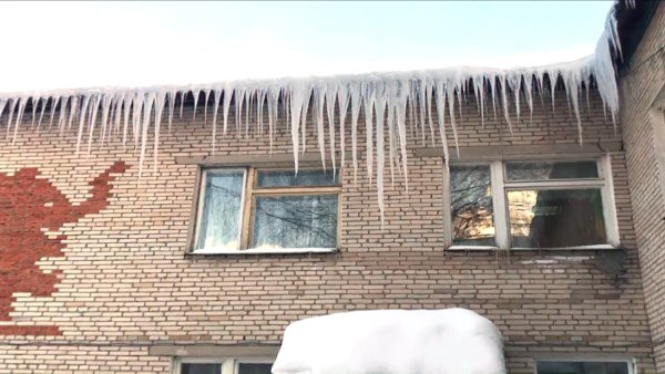 Сход снега с крыши