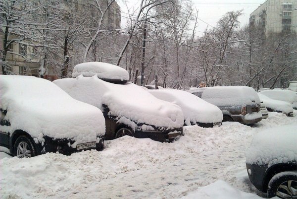Снег валит
