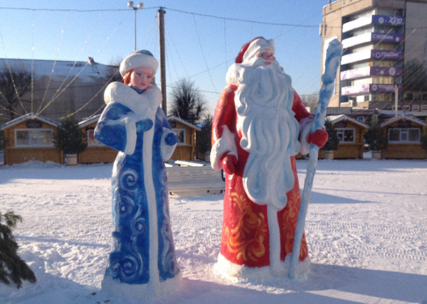 Снежная фигура Деда Мороза