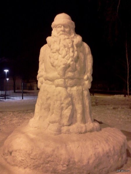 Скульптура Деда Мороза из снега