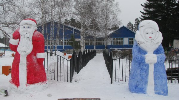 Дед Мороз из снега в детском саду