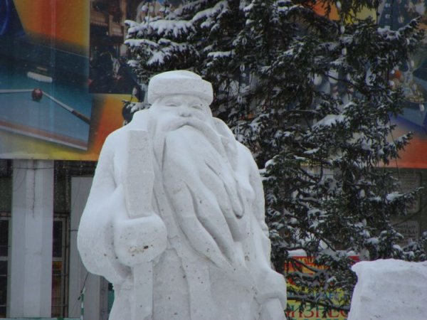 Снежная фигура Деда Мороза