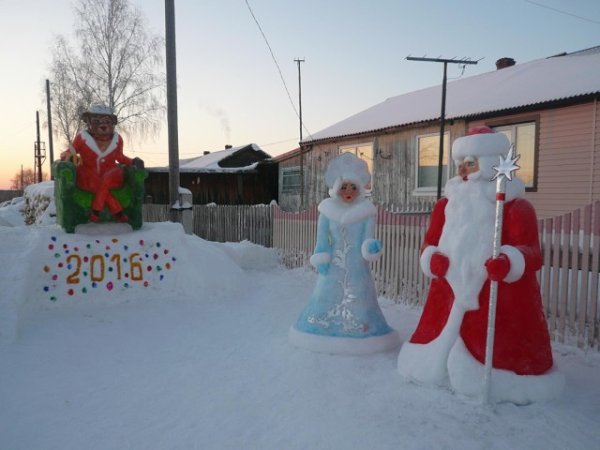 Снежные фигурки Деда Мороза