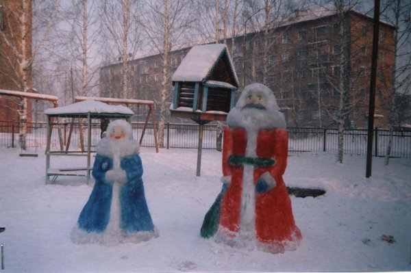 Фигуры Деда Мороза и Снегурочки из снега