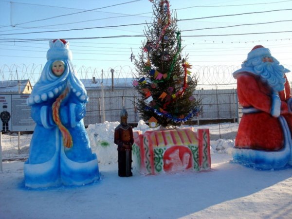 Снежные фигуры Деда Мороза и Снегурочки
