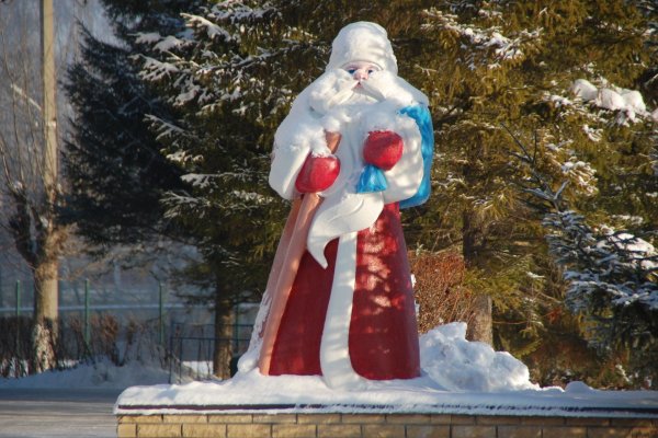 Фигура Деда Мороза из снега