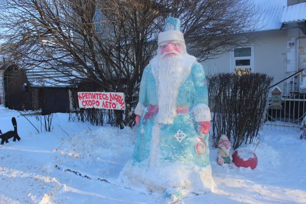 Снежная фигура Деда Мороза