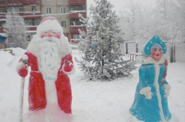 Фигуры Деда Мороза и Снегурочки из снега