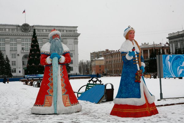 Снегурочка из снега