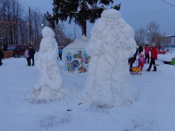 Снежные фигуры Деда Мороза и Снегурочки