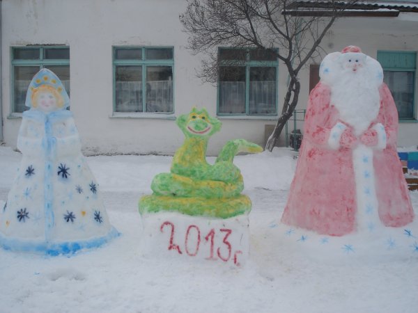 Новогодние скульптуры из снега в детском саду