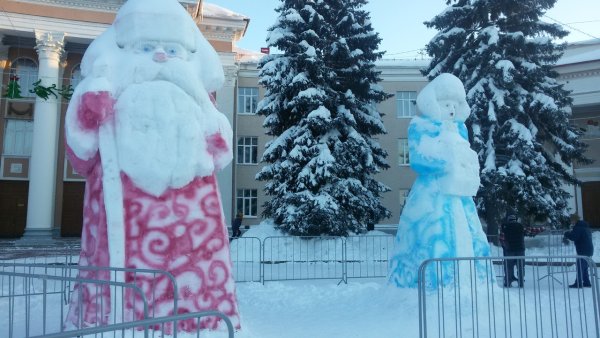 Дед Мороз скульптуры на площади Новокуйбышевск