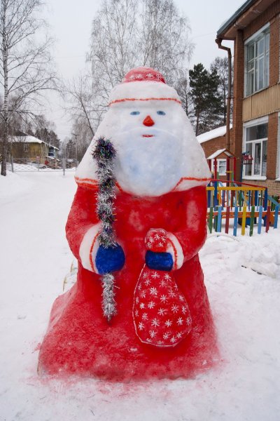 Снежная фигура Деда Мороза