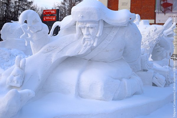 Снежная скульптура Деда Мороза