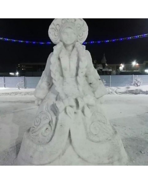Снегурочка из снега