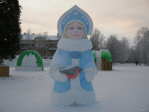 Снегурочка из снега