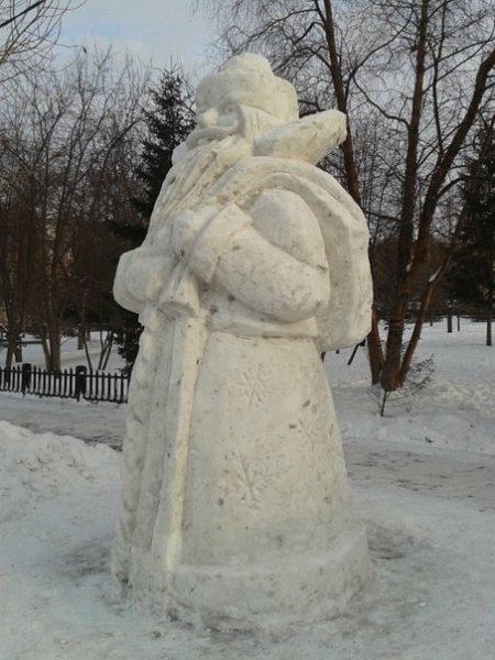 Скульптура Деда Мороза из снега