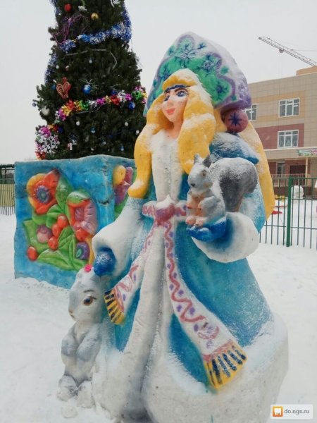 Снегурочка из снега