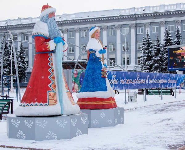 Снежные скульптуры Деда Мороза и Снегурочки