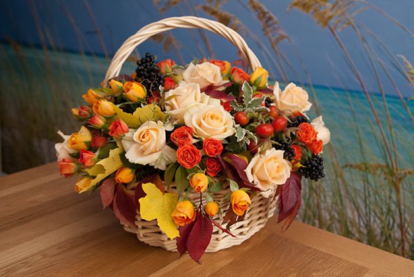Корзинка с осенними цветами